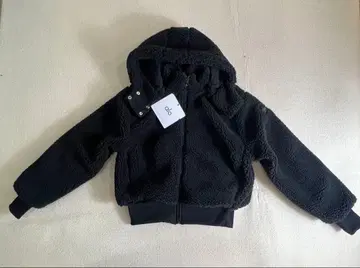 Alo Yoga 아이보리 폭시 셰르파 재킷 블랙