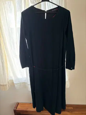 팔라스 팰리스 네이비 긴팔 무릎 기장 원피스