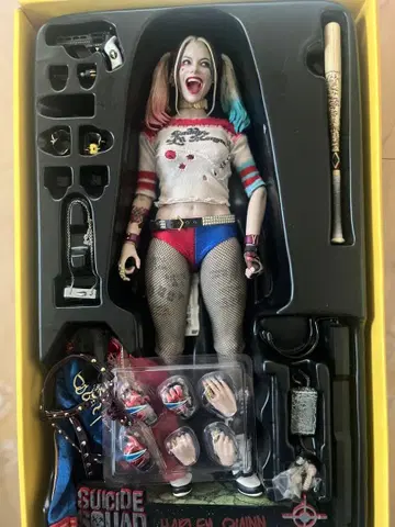 할리 퀸 피규어 부속품 포함