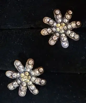 ANNA SUI 데이지 모티브 스터드 귀걸이