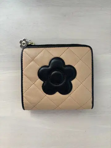 MARY QUANT 퀼팅 플라워 모티브 접이식 지갑
