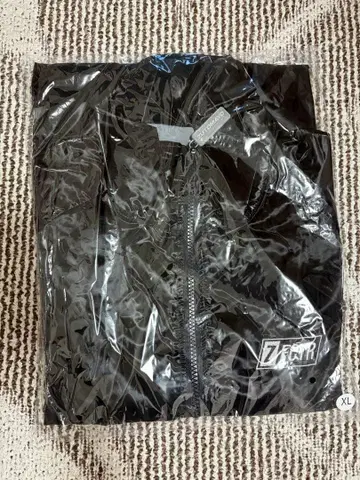 계속 한밤중이면 좋을 텐데 FCTR Glossy Black Jacket