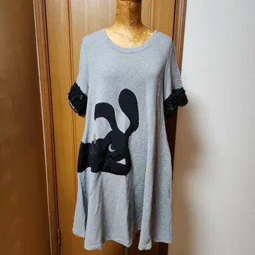 사엘라, 포테치노의 토끼 프린트 그레이 튜닉 반팔