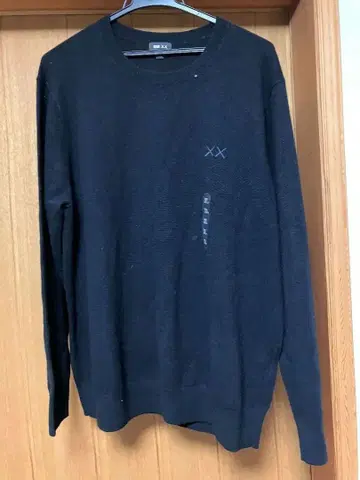 유니클로 x KAWS 콜라보 캐시미어 크루넥 스웨터