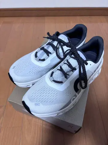 On 러닝화 클라우드 몬스터 올 화이트 27.5cm