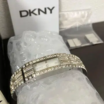 DKNY 다나카란 여성용 손목시계 크리스탈 큐빅 실버