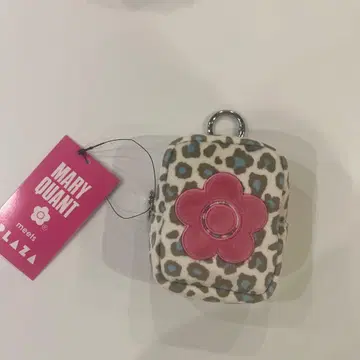 PLAZA MARY QUANT 마리콴트 카라비너 달린 파우치 레오파드