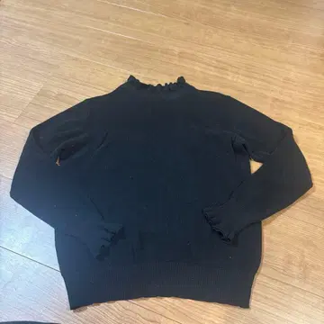 tumugu: 프릴 넥 블랙 스웨터
