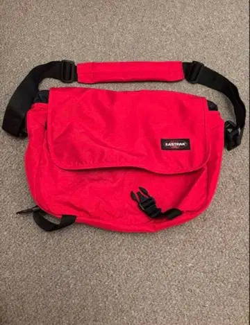 이스트팩 백 레드 USA