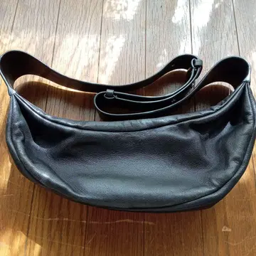 cos 레더 크로스 바디백