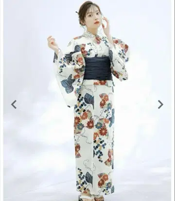 Dita 꽃무늬 유카타 오비 세트 (화이트 베이스 네이비 오비)