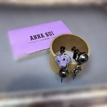 ANNA SUI 보라색 호랑이와 디자인이 다른 귀찌