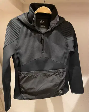 Reebok 블랙 후드 부착 후드티