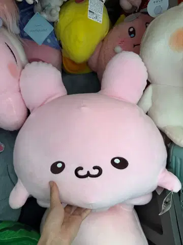 토끼 모양의 핑크색 봉제 인형