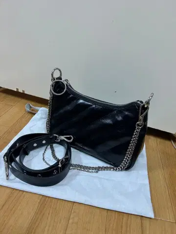 Philomena 크링클 이펙트 체인 스트랩 크로스 바디백