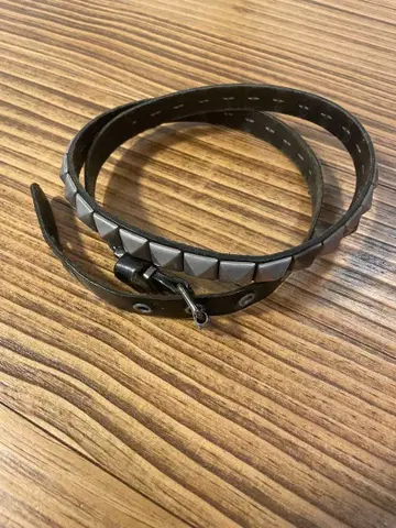 스터드 장식 블랙 가죽 벨트 내로우