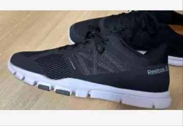 Reebok 블랙 스니커즈