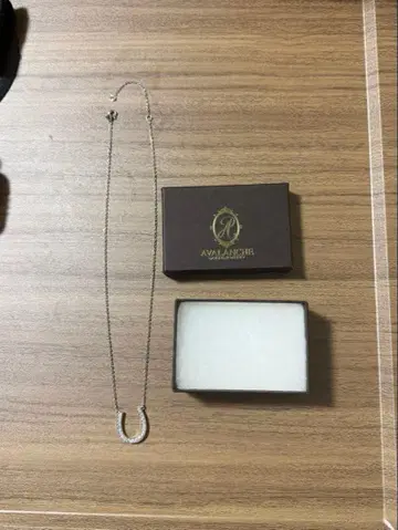 AVALANCHE 실버 U자형 목걸이