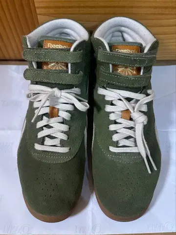 Reebok 올리브 그린 하이컷 스니커즈