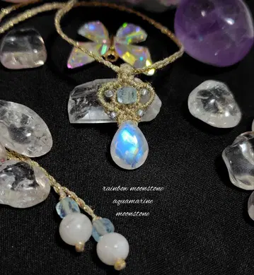 레인보우 문스톤, 아쿠아 마린 등의 마크라메 목걸이