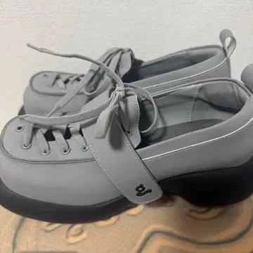 GRAPE 통굽 그레이 레이스업 펌프스 힐 로퍼