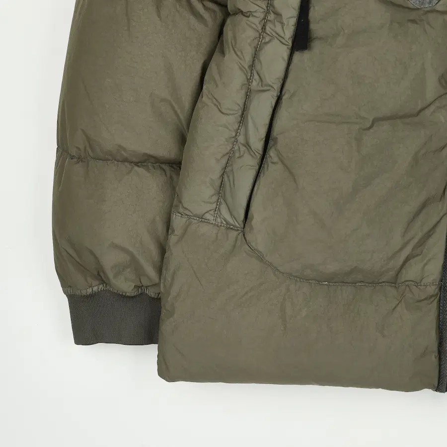 Stone Island 成衣染色褶皱尼龙羽绒服