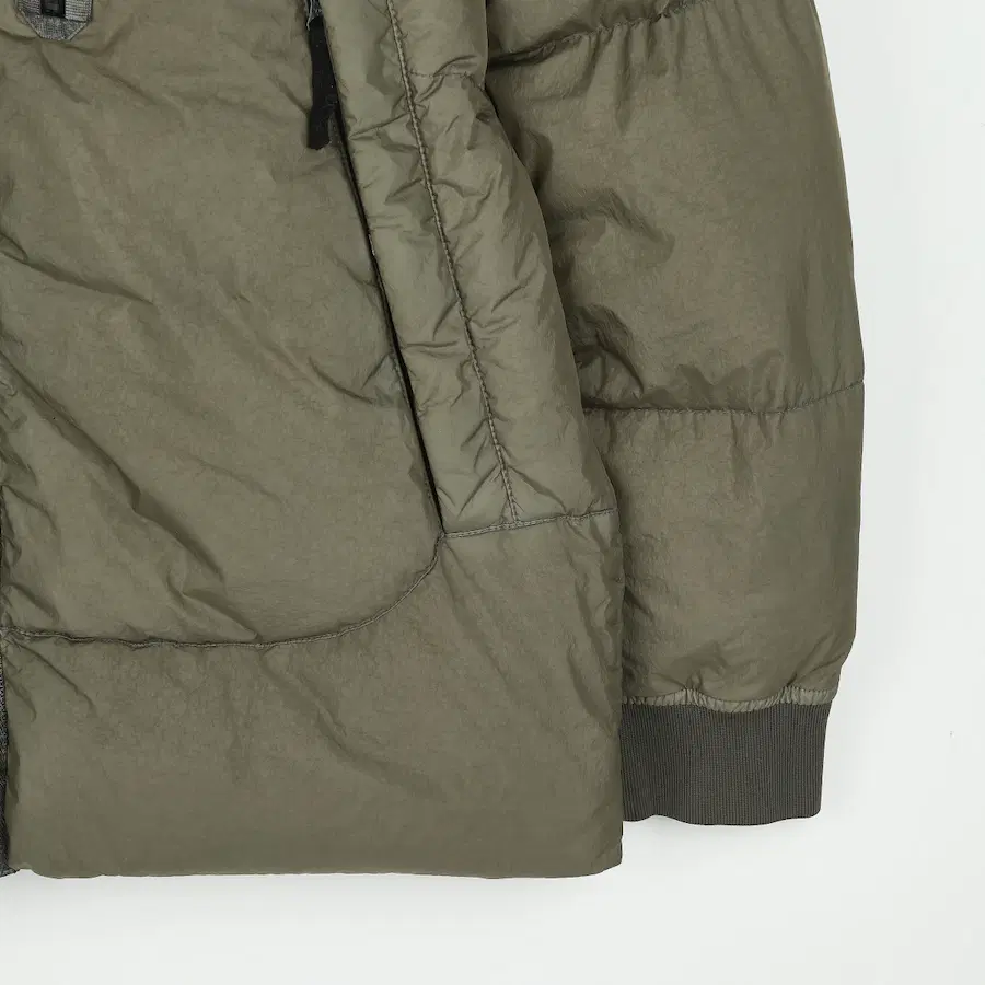 Stone Island 成衣染色褶皱尼龙羽绒服