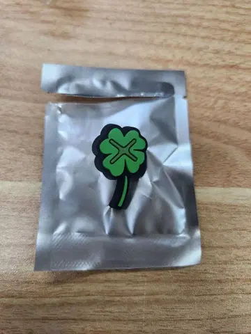 림버스 컴퍼니 한국 팝업 E.G.O 기프트 러버 배지 O