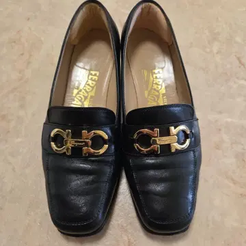 Ferragamo 블랙 가죽 로퍼