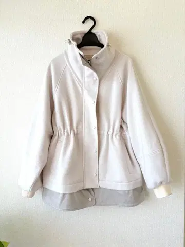 LUCA 니들스 저지 스탠드 코트