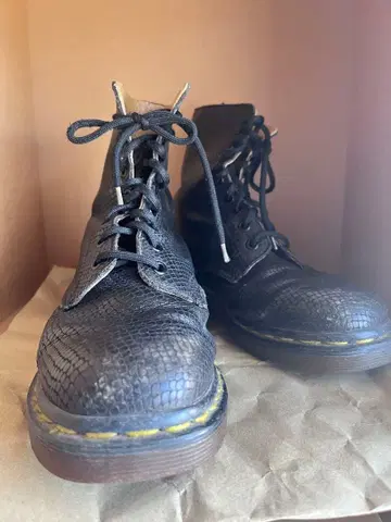 [영국제] 닥터마틴 8홀 엠보 가죽 UK5