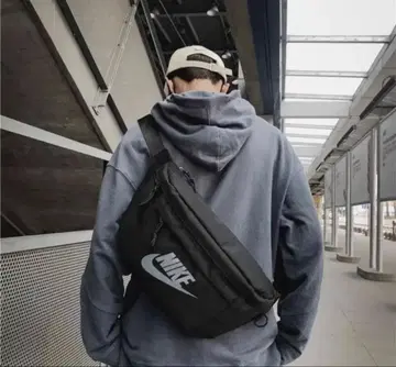 [ 새상품 ] NIKE 나이키 테크 바디 백 블랙 10L