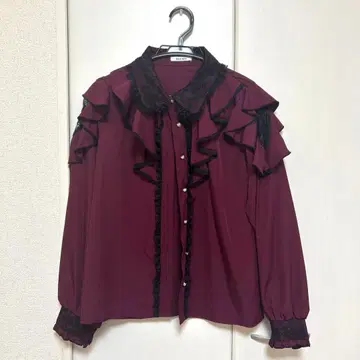 NOEMIE 노에미 레이스 프릴 블라우스 와인 레드 보르도