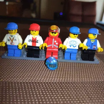 올드 레고 미니 피규어 5개와 헬멧