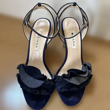 DIANA 네이비 프릴 샌들 하이힐