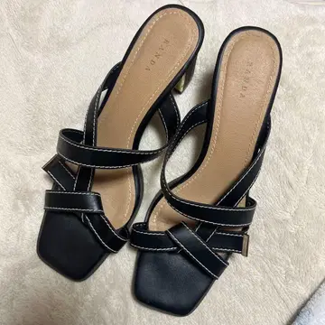 RANDA 크로스 스트랩 블랙 샌들