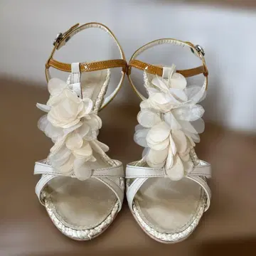 DIANA 화이트 코사지 샌들