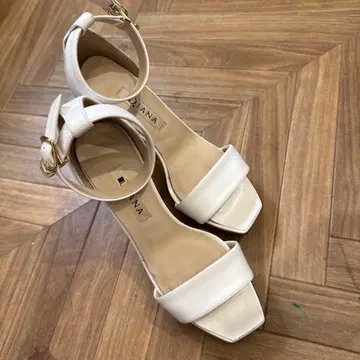 DIANA 화이트 스트랩 샌들