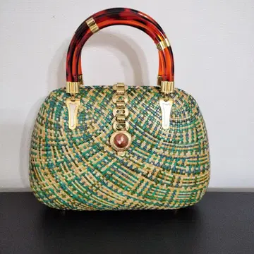 세련된 바스켓백 핸드백 그린과 금색 스트라이프 디자인