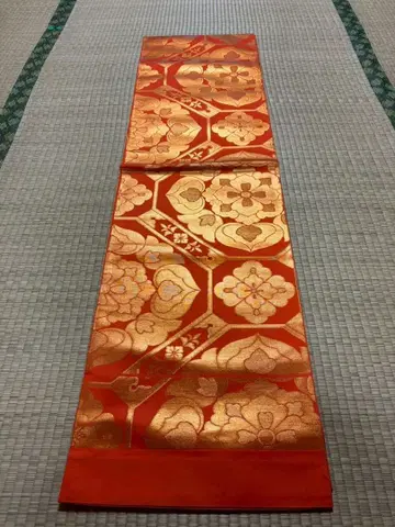 전통 후쿠로 오비 후리소데용 오렌지와 금의 촉강 문양