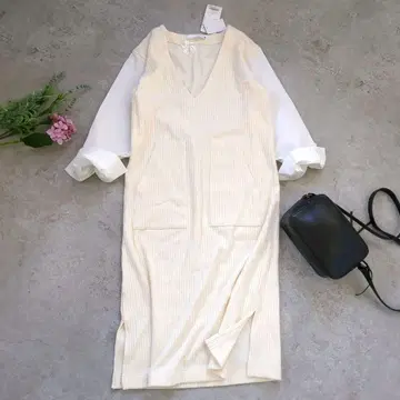 새상품 오프화이트 도킹 V넥 롱 원피스 세탁 가능