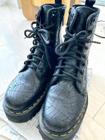 [ 새상품급 ] Dr.Martens Wednesday 콜라보 부츠