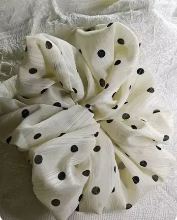 화이트 블랙 도트 스크런치