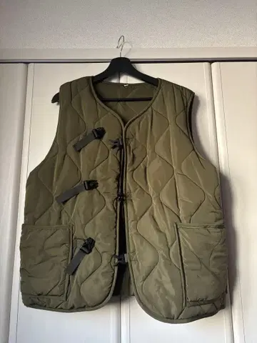 올리브 그린 퀼팅 다운 베스트