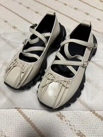 [mieya mieya] 22.5 아이보리 스트랩 통굽 밸리 슈즈