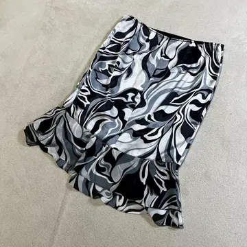 선착순 핑키앤다이안 플레어 스커트 M 사이즈 올 패턴 기하학 패턴