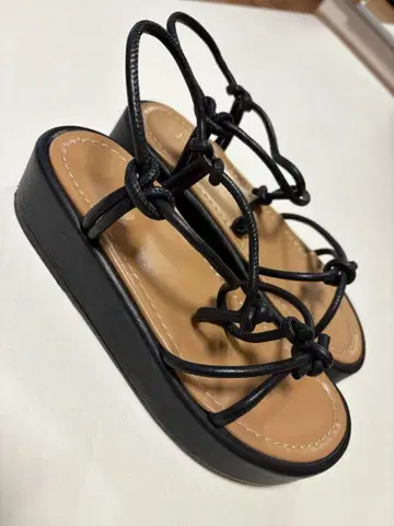 Flattered 통굽 스트랩 샌들