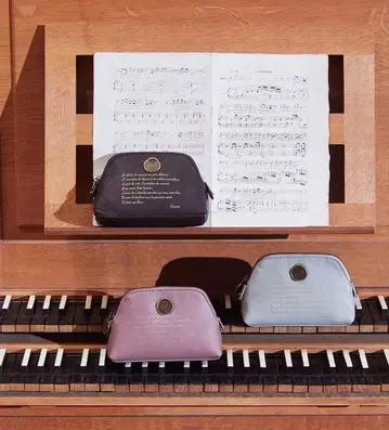 [ 새상품 미사용 ] 메종 드 플뢰르 푸치 로브 카논 시일링 레터 파우치