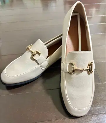 로퍼 아이보리 골드 금장 장식 포함