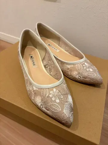 DIANA 자수 장식 베이지 플랫 펌프스